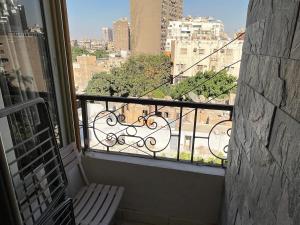 شقة فندقية بالزمالك خلف فندق ام كلثوم اطلالة جانبية على النيل