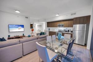 High Floor Unit Heart Of Miami with pool and gym