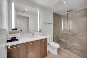 High Floor Unit Heart Of Miami with pool and gym