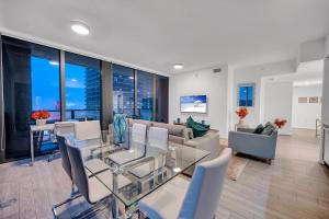 High Floor Unit Heart Of Miami with pool and gym