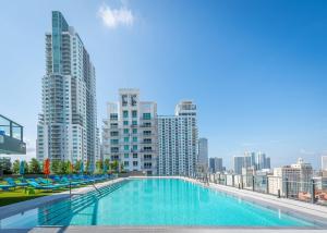 High Floor Unit Heart Of Miami with pool and gym