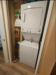 Tropical Family Resort Near Beach-Full Kitchen, AC & WIFI