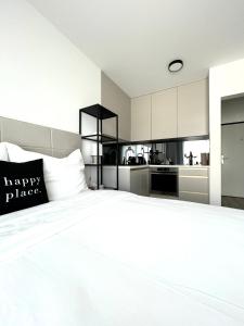 Brand New Minimalist Flat, Free Parking & Wifi - 3-gwiazdkowe hotele w mieście Bratysława