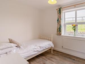 3 Bed in Newport 90246