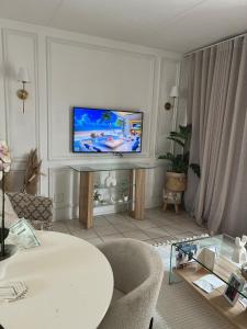 Modern 2BR apartment close 2 OR Tambo