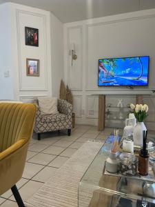 Modern 2BR apartment close 2 OR Tambo