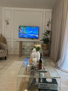 Modern 2BR apartment close 2 OR Tambo