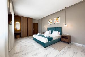 Cozy City-View Apartment in Vibrant Downtown