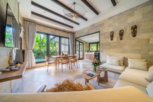 Rumah Villa - Lush Poolside Escape