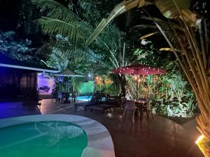 7 bedrooms with pools, jungle around and 200 meters to the beach!