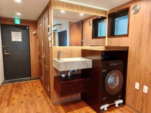 B2 Shinjuku Business District hotel, 9 mins to ST Max 4P 新宿商务区 全新装修 交通中心 车站9分钟 最大4人 直达新宿 涉谷 表参道 品川 池袋 上野 代代木 银座 原宿