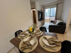 Apto- 2 dormitórios com Sacada- WI FI - vaga garagem- Praia da Guilhermina, próximo da Feirinha da Guilhermina