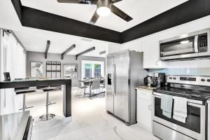 Trendy 4 Bedroom Pool Home Minutes from the Beach