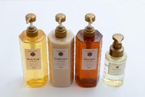 Bridge Stay Tengachaya - Hotel Quality, Direct to Kansai Airport , 6-min Walk from Midosuji , Sakaisuji Lines , Sleeps 3 to 4 Guests