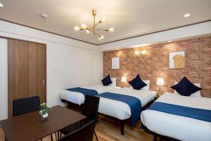 Bridge Stay Tengachaya - Hotel Quality, Direct to Kansai Airport , 6-min Walk from Midosuji , Sakaisuji Lines , Sleeps 3 to 4 Guests