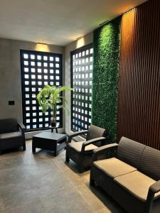 Complete Modern Apartment with Patio and Pool