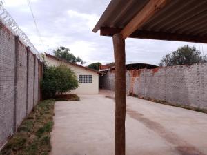 Iporã casa simples Ar-cond, wi-fi, smartv, máquina de lavar 6 pessoas, equipado com churrasqueira, garagem para 4 carros sendo 2 coberta, Hop Independente