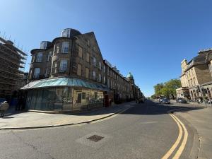 Prime Central Edinburgh 2 bed