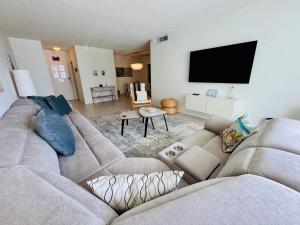 Special $$$! 2 Bedroom Oceanfront Condo in HollywoodHallandale Beach!