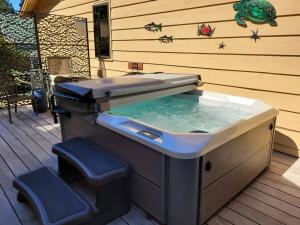 Whale Watching & Mtn ViewsHot TubCovered Deck