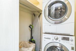 DCA Family Suite-Free Parking-Sleeps 8-Exec Stays!