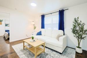 Chic 1BR Near University