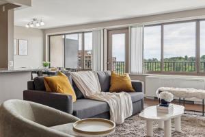 Boutique Suite-Sleeps 7-Free Parking-Balcony Views - Ubytování bez kategorie ve městě Arlington