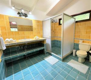 Lovely Tropical Ensuite Bedroom - Pool AC Hot Water