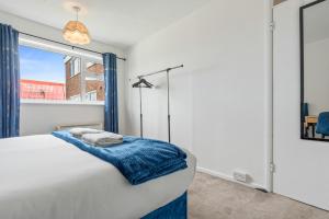 OPK STAYS - Stylish 2 bed Coventry train Station Apt, City Centre, Sleeps 4, FREE Parking, Free Netflix