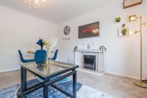 OPK STAYS - Stylish 2 bed Coventry train Station Apt, City Centre, Sleeps 4, FREE Parking, Free Netflix