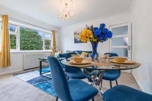 OPK STAYS - Stylish 2 bed Coventry train Station Apt, City Centre, Sleeps 4, FREE Parking, Free Netflix