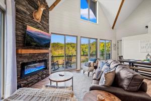 Bearfoot Bungalow - Lakefront Paradise