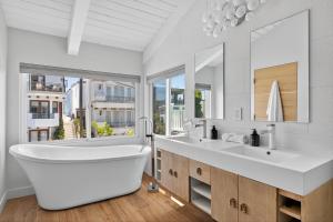 Your Coastal Getaway in Manhattan Beach Awaits