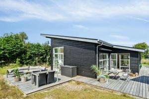 Cabin By Forest And Beach In Havhusene