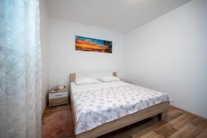 Family friendly house with a swimming pool Maslenica, Novigrad - 23719