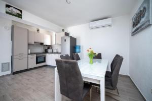 Family friendly house with a swimming pool Maslenica, Novigrad - 23719