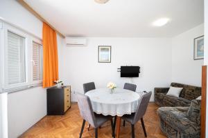 Apartments and rooms with parking space Sukosan, Zadar - 24693