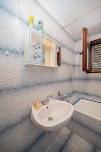 Apartments and rooms with parking space Sukosan, Zadar - 24693