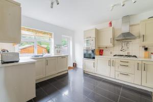 EEJs Grand 5 Bed Home- London, Greenwich