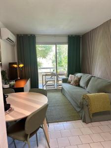 Lappartement Vert, Piscine, 750m de la Plage