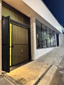 Apt novo no centro com garagem, ar condicionado, perto de tudo que você precisa