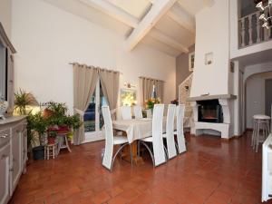 Villa in Bagnols with Pool & Near Nature Parks