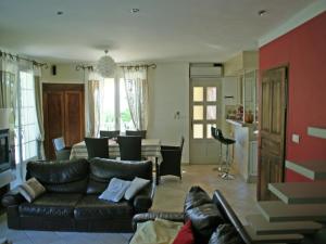 Villa in Reillanne with Private Pool