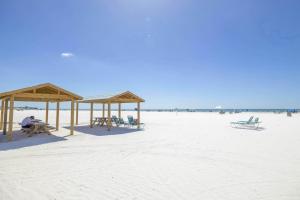 The Village Breeze, 2 Units - 4 BR, 4 Baths, Pool Walk to Beach and Siesta Key Village