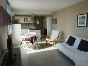 3 Pièces avec Grande Terrasse, Piscine et Parking, à 100m de la Plage - FR-1-328-272