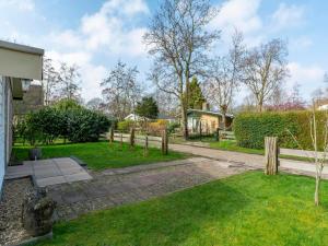 Bungalow in Sint Maartenszee near the beach