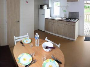 Campings Mobil-home 25m², 2 chambres, Terrasse, 4 pers - API-1-52-478 : photos des chambres