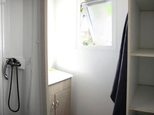 Campings Mobil-home 25m², 2 chambres, Terrasse, 4 pers - API-1-52-478 : photos des chambres