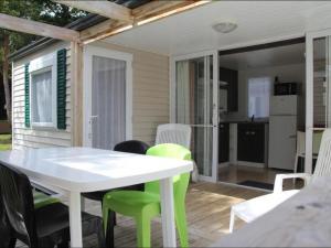 Mobil-home pour 4 personnes avec terrasse - API-1-52-341