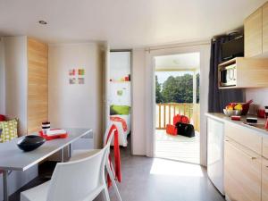Campings Mobil home confortable avec terrasse pour 4 personnes - API-1-52-769 : Mobile Home
